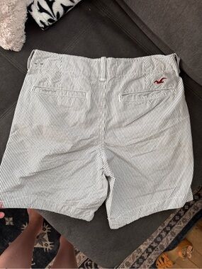 Hollister White & Navy Seersucker Flat Front Shorts